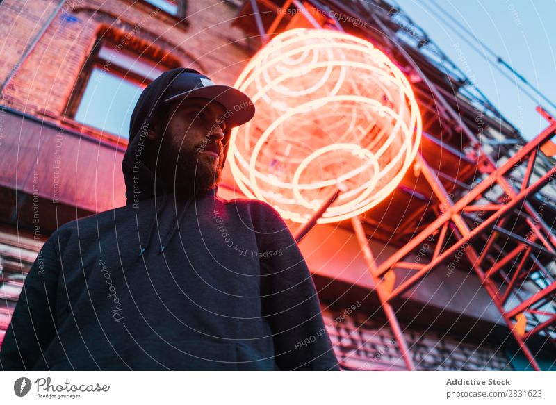Mann posiert unter dem Neonkreis gutaussehend Großstadt neonfarbig stehen Straße Jugendliche Stadt Lifestyle lässig Mode Kreis Stil Erwachsene modern Mensch