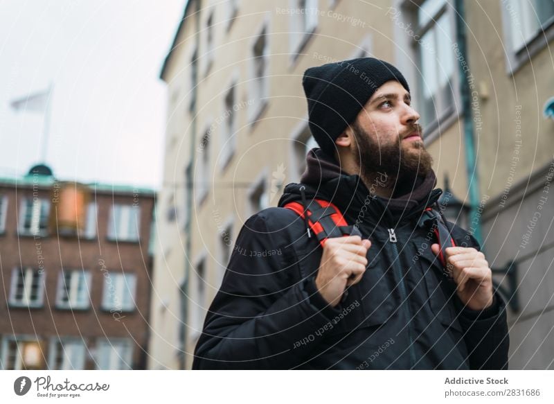 Backpacker in der Stadt Mann gutaussehend Großstadt Straße laufen Rucksack Vollbart Sightseeing Jugendliche Lifestyle lässig Mode Stil Erwachsene modern Mensch