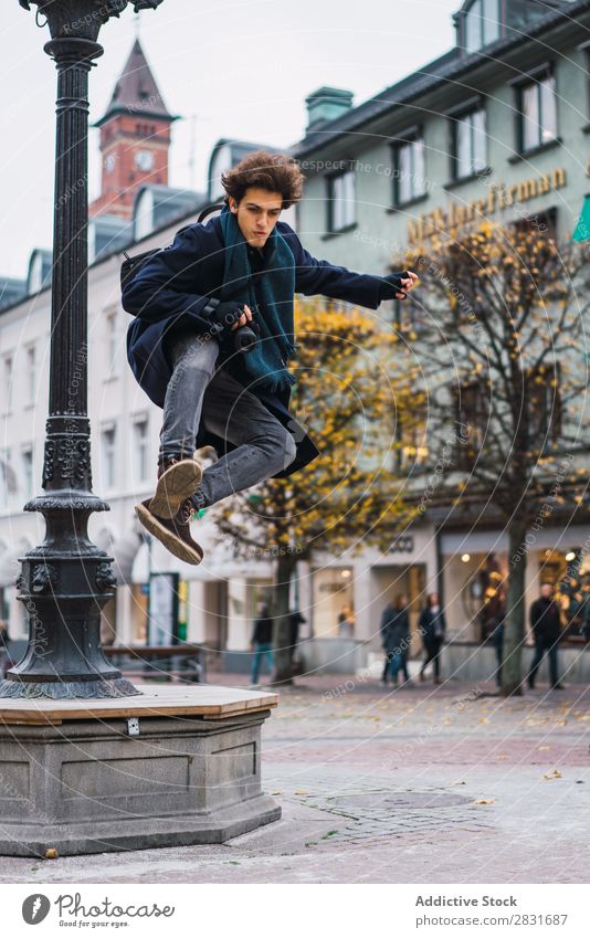 Junger Mann springt auf die Straße gutaussehend Großstadt springen Freude Glück Trick verrichtend Jugendliche Stadt Lifestyle lässig Mode Stil Erwachsene modern