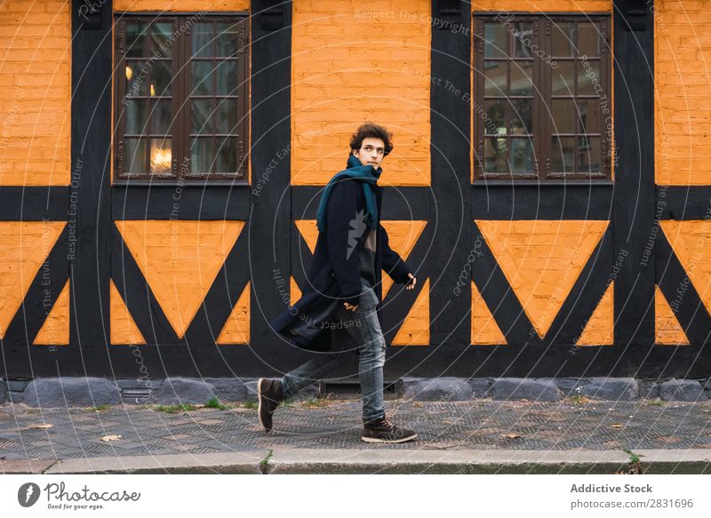 Gutaussehender Mann, der auf der Straße geht. gutaussehend Großstadt laufen Jugendliche Stadt Lifestyle lässig Mode Stil Erwachsene modern Mensch Mantel trendy