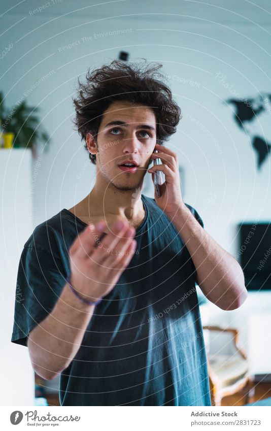 Mann spricht zu Hause am Telefon gutaussehend heimwärts sprechen PDA stehen Mitteilung Apparatur Gerät Jugendliche Porträt Lifestyle Mensch Einsamkeit Wohnung