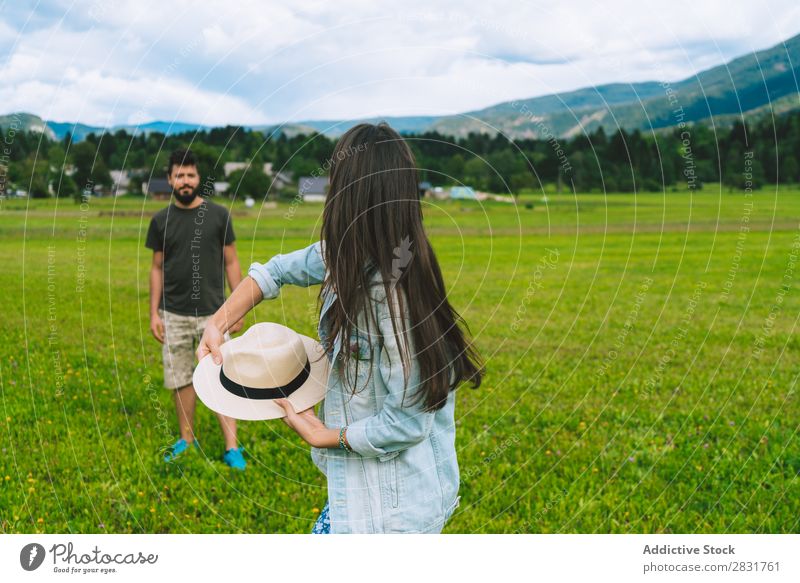 Frau wirft Hut auf die Wiese Paar Hügel Werfen Freude Natur Sommer Mensch Mann Liebe Gras schön Zusammensein Jugendliche Glück Landschaft