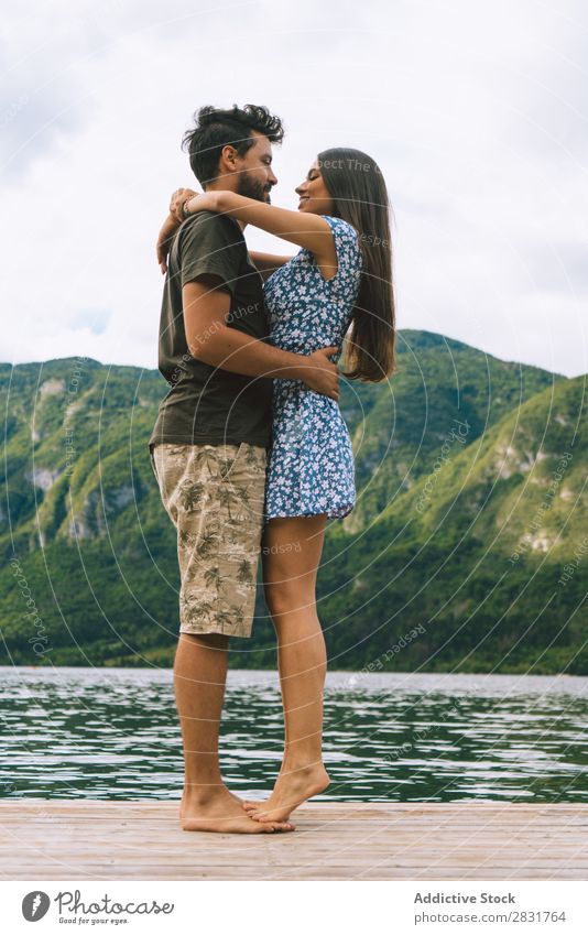 Paar, das auf dem Pier posiert. Anlegestelle Freude See Berge u. Gebirge Glück Liebe Zusammensein Natur Sommer Wasser Jugendliche Frau Ferien & Urlaub & Reisen