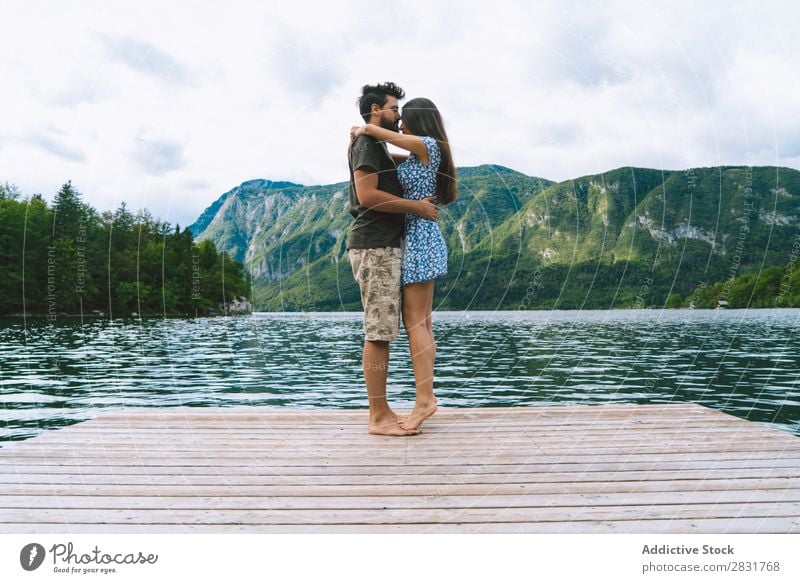 Paar, das auf dem Pier posiert. Anlegestelle Freude See Berge u. Gebirge Glück Liebe Zusammensein Natur Sommer Wasser Jugendliche Frau Ferien & Urlaub & Reisen