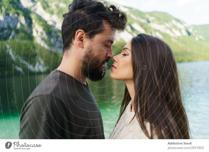 Ein Paar küsst sich am See. Mensch Natur Augen geschlossen Küssen Ferien & Urlaub & Reisen Liebe Sommer Glück 2 Mann Frau romantisch Lifestyle Wasser Romantik