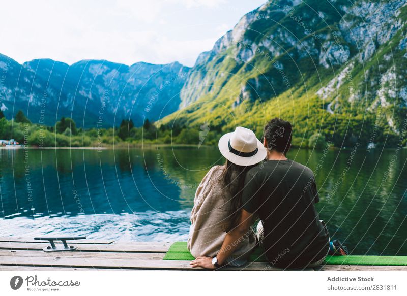 Ein Paar sitzt zusammen am See. Mensch Natur Ferien & Urlaub & Reisen sitzen Anlegestelle Liebe Sommer Glück 2 Mann Frau romantisch Lifestyle Wasser Romantik