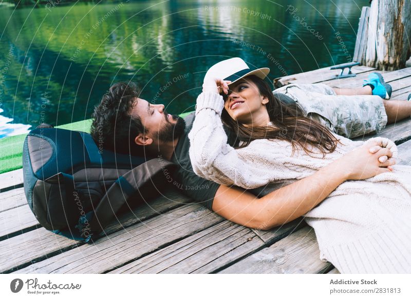 Ein Paar, das zusammen am See liegt. Mensch Natur Ferien & Urlaub & Reisen Anlegestelle Liebe Sommer Glück 2 Mann Frau romantisch Lifestyle Wasser Romantik