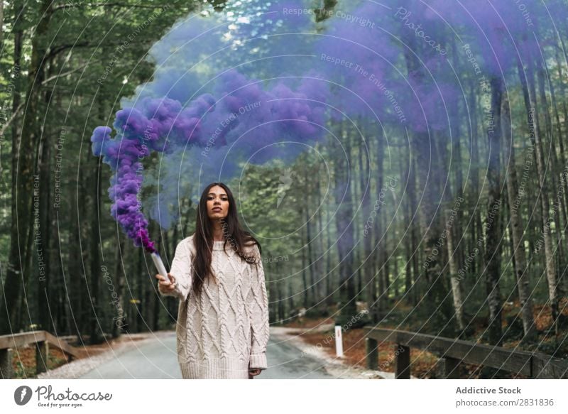 Frau geht mit Rauchfackel spazieren Fackel Wald Beautyfotografie Nebel Baum Natur Phantasie brünett Park laufen Straße Mysterium Lifestyle lässig bizarr Aktion