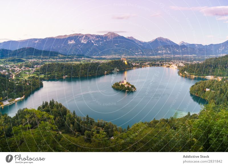 Luftaufnahme zu einer kleinen Insel im See Berge u. Gebirge Landschaft Natur Ferien & Urlaub & Reisen Wasser Sommer schön Aussicht Fluggerät Tourismus grün blau