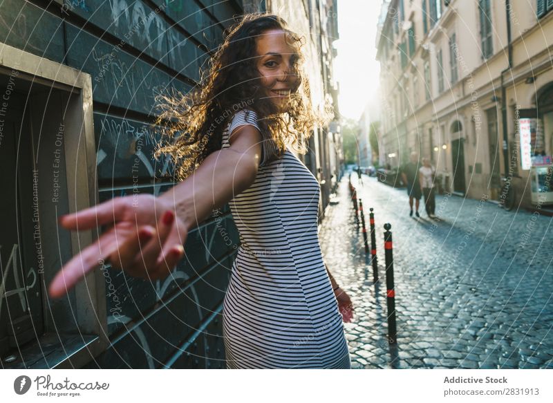 Fröhlicher Reisender, der auf der Straße posiert. Frau Fröhlichkeit romantisch Sommer Stadt umspinnend wehendes Haar schön Körperhaltung in Bewegung genießen