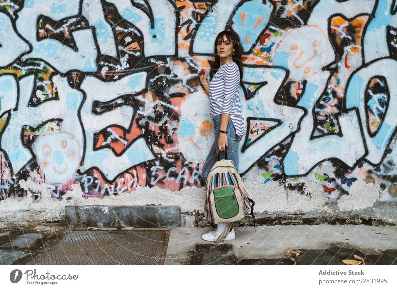 Lässiges Mädchen mit Rucksack auf der Straße Mensch lässig Körperhaltung selbstbewußt Stil Accessoire reisend Graffiti Jugendliche Stadt Beautyfotografie