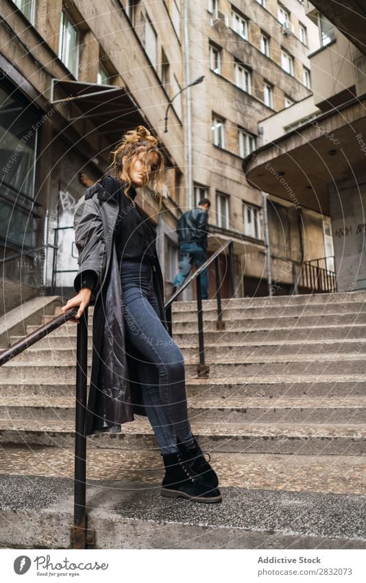 Trendiges Mädchen, das auf der Treppe posiert. Frau Stil Körperhaltung Grunge Straße Stadt selbstbewußt Deckfläche Erholung Beautyfotografie trendy Großstadt