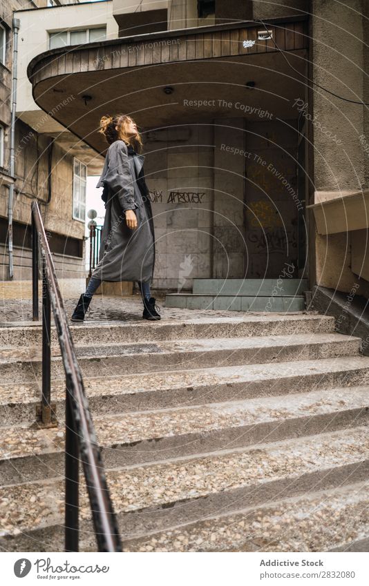Trendiges Mädchen, das auf der Treppe posiert. Frau Stil Körperhaltung Grunge Straße Stadt selbstbewußt Erholung Beautyfotografie trendy Großstadt Model