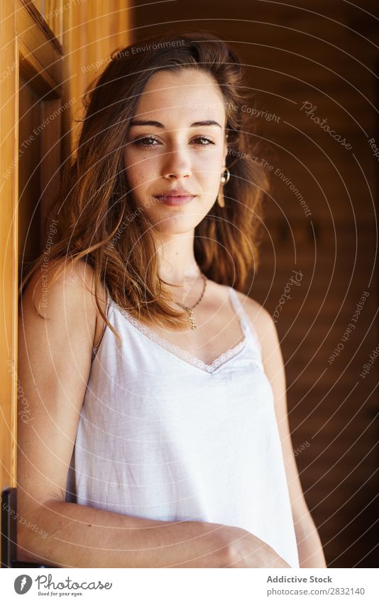 Junge Frau im Pyjama, die in der Tür steht. Morgen zart Türöffnung Nachtwäsche romantisch Beautyfotografie Freizeit & Hobby Genuss Model Erholung frisch