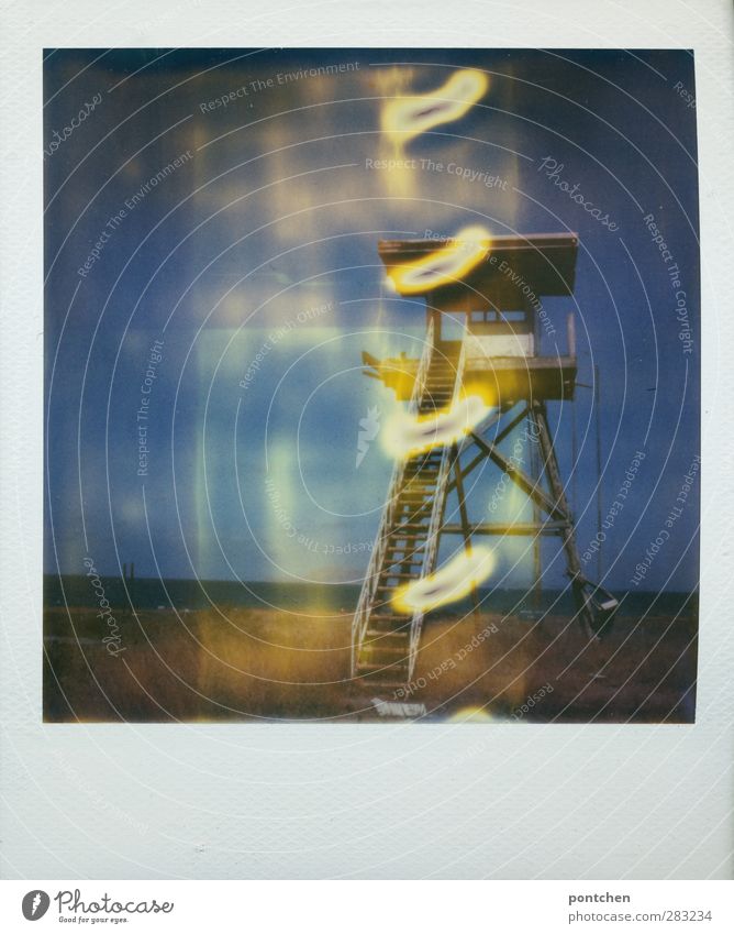 Polaroid. Überwachungsturm am Strand. Lebensretter. Strandwache. Bademeister Landschaft Himmel Gras Bauwerk blau Lichteinfall Turm Aussichtsturm Treppe Farbfoto