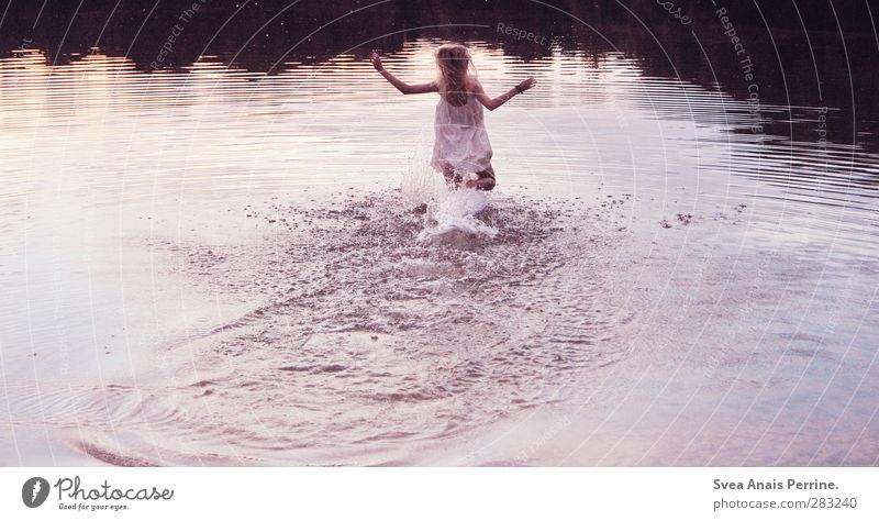 wasser welt. feminin Junge Frau Jugendliche 1 Mensch 18-30 Jahre Erwachsene Umwelt Natur Teich See Wasser Kleid blond langhaarig genießen laufen rennen
