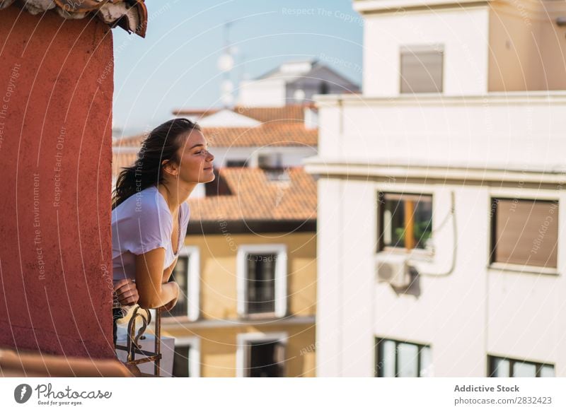 Romantische Frau genießt den Tag auf dem Balkon Morgen Genuss romantisch träumen Freizeit & Hobby Straße Freiheit Fröhlichkeit Sommer Skyline Stadt Terrasse