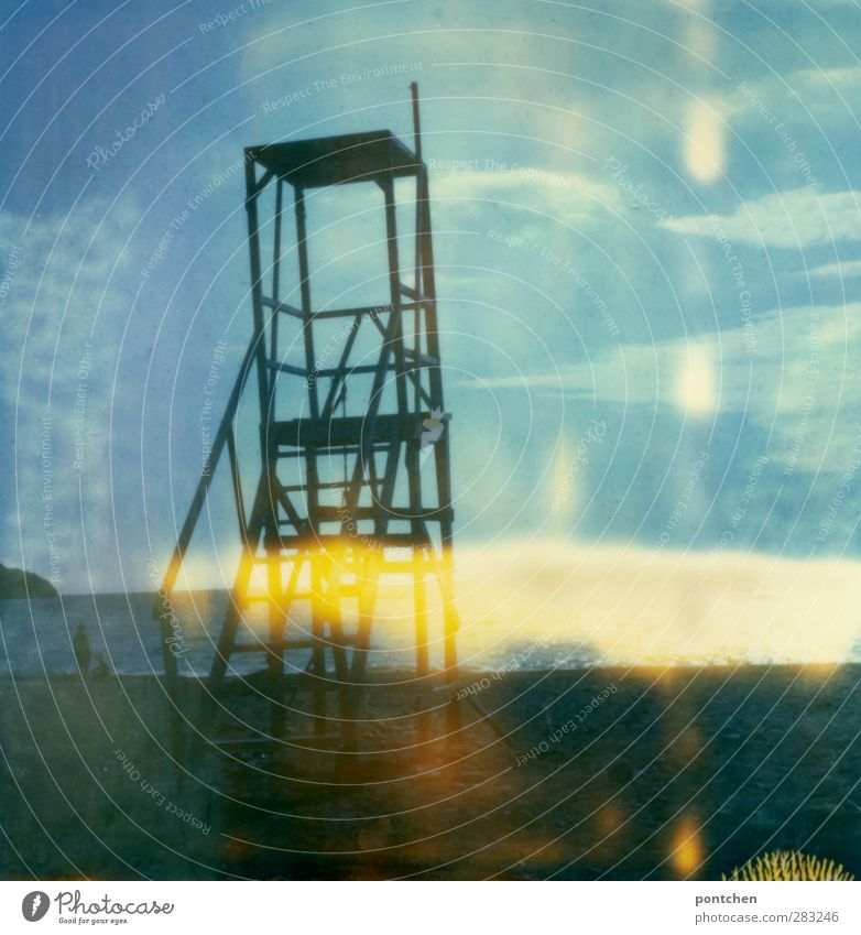 Polaroid. Überwachungsturm am Strand. Mann mit Hund blickt aufs Meer. Sicherheit, Freiheit, Erholung Kreta Bauwerk blau Spaziergang Turm Aussichtsturm Himmel