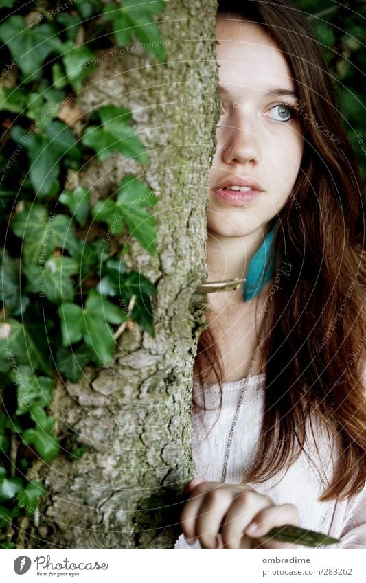 WALDGEFLÜSTER Gesicht harmonisch ruhig Mensch feminin Junge Frau Jugendliche Erwachsene Leben 1 18-30 Jahre Umwelt Natur Frühling Sommer Herbst Baum Efeu Wald