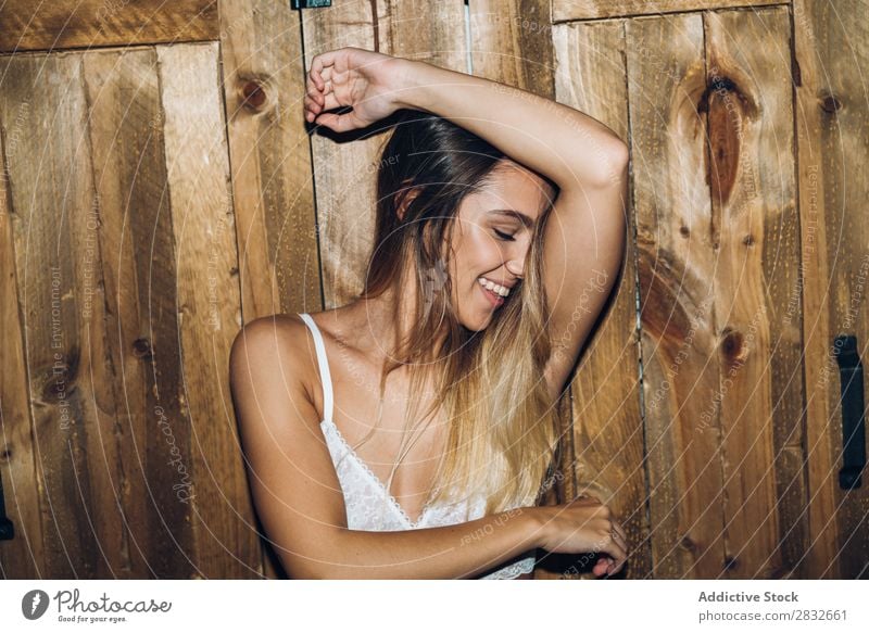 Attraktive Frau, die im Schrank posiert. genießen attraktiv Unterwäsche Holz Kleiderschrank Freude heiter Erotik heimwärts Beautyfotografie schön Jugendliche