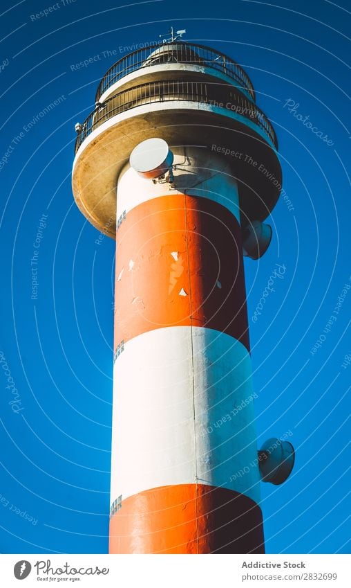 Bunter Leuchtturm am blauen Himmel Turm mehrfarbig Küste Architektur Ferien & Urlaub & Reisen Navigation rot weiß Natur Landschaft Sicherheit Konstruktion