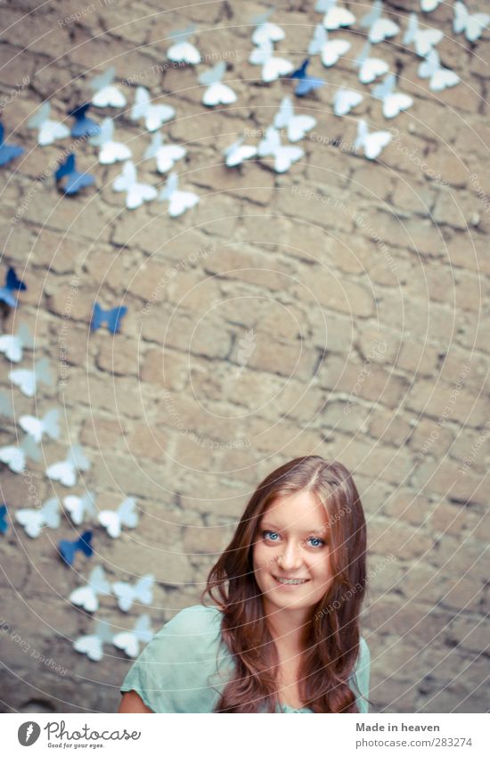 Alice im Wunderland Abenteuer feminin 18-30 Jahre Jugendliche Erwachsene Bauwerk Schmetterling Backstein Lächeln Freundlichkeit Glück Unendlichkeit lustig