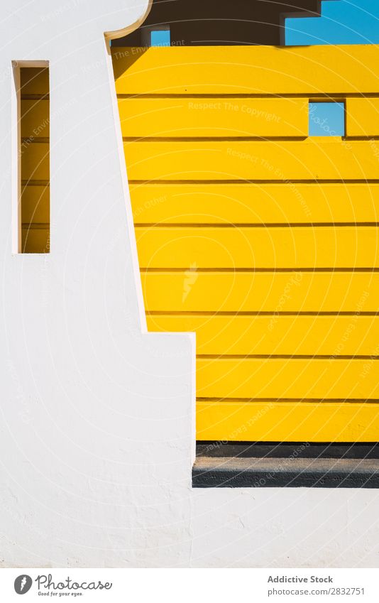 Modernes Gebäudeaußenleben mit erstaunlicher Architektur Außenseite modern abstrakt Konstruktion weiß Symmetrie gelb geometrisch Schnitzereien