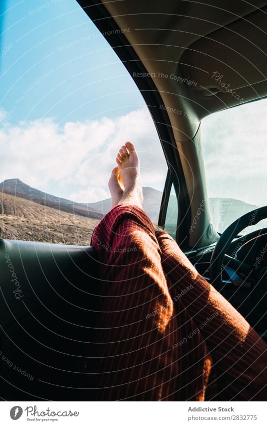 Getreidemann entspannt sich im Auto während der Reise. Mann PKW Landschaft Fenster Fuß Erholung Verkehr Freiheit Barfuß Beine Abenteuer Freizeit & Hobby