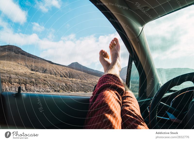 Getreidemann entspannt sich im Auto während der Reise. Mann PKW Landschaft Fenster Fuß Erholung Verkehr Freiheit Barfuß Beine Abenteuer Freizeit & Hobby