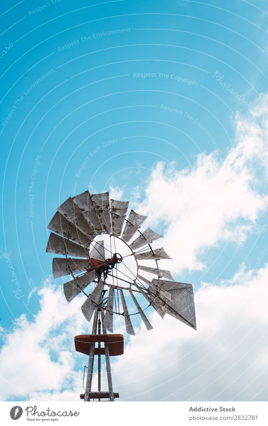 Rostige Windmühle am blauen Himmel alt Metall Landwirtschaft Landschaft spinnen Energie Mühle Drehung Natur Kraft Umwelt ländlich Wolken Ranch alternativ