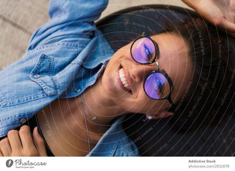 Porträt einer Frau mit Brille Stil klug Menschliches Gesicht Straße Model Stadt Brillenträger Teenager lügen Körperhaltung schön modern Jugendliche anhaben