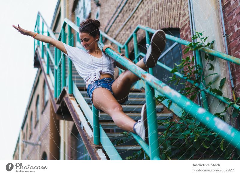 Frau, die auf der alten Treppe posiert. Zaun Generation Gleichgewicht Körperhaltung heiter künstlerisch Jugendliche Sommer selbstbewußt Youngster Sport