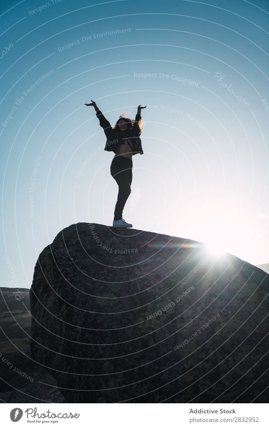 Frau steht auf einem Felsen Natur Landschaft Aussicht Stein Hügel Top atemberaubend malerisch Idylle Sonnenstrahlen Tag ruhig Ferien & Urlaub & Reisen Ausflug