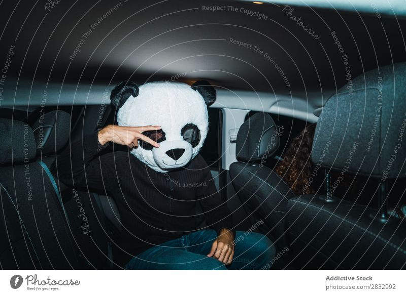 Mann mit Pandamaske Maske Frieden gestikulieren zwei Finger Mensch zeigen Rücken Sitz Passagier Fach PKW Fahrzeug Verkehr Hand Erfolg Symbole & Metaphern