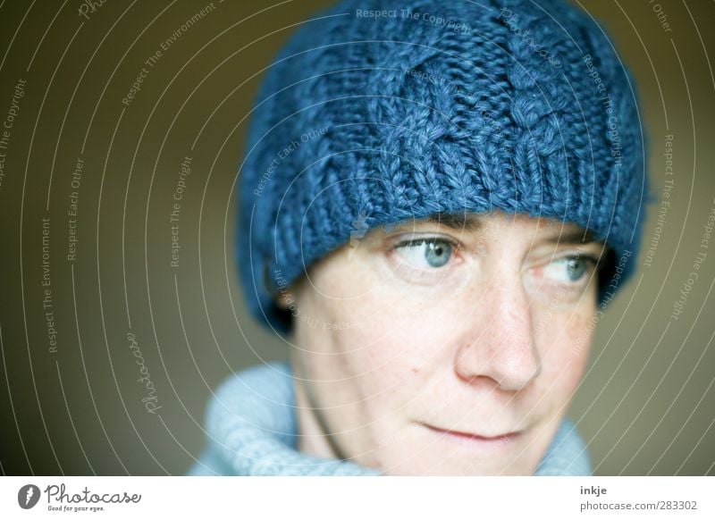 die blaue Mütze II Stil Frau Erwachsene Leben Gesicht 1 Mensch 30-45 Jahre Mode Bekleidung Wolle Wollmütze Blick kuschlig Wärme weich Gesundheit kalt Schutz