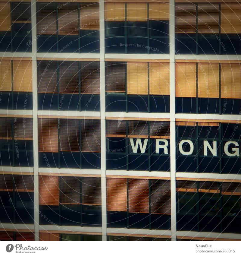 Wrong? Haus Hochhaus Fenster Angst Zukunftsangst Verzweiflung Unglaube Farbfoto Außenaufnahme Tag