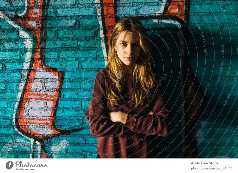 Frau an der Graffiti-Wand hübsch Haltekopf Stadt Jugendliche schön attraktiv Porträt Mensch trendy Lifestyle modern Körperhaltung Model Stil Kultur