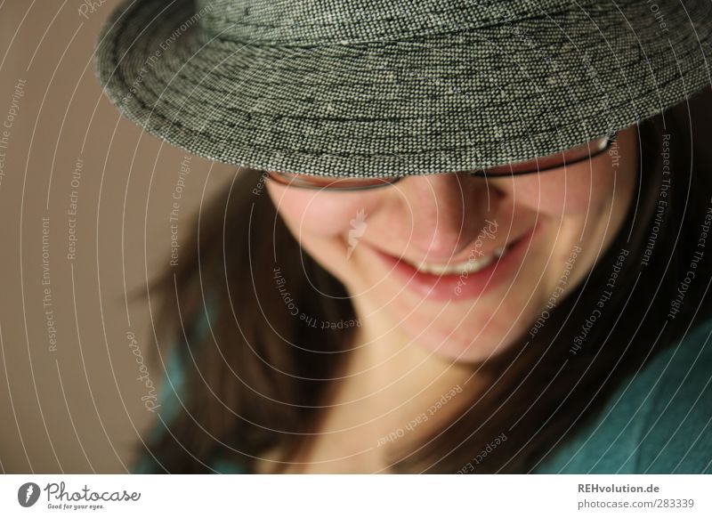 "Ach, es ist so anregend ein Hut zu sein..." Mensch feminin Junge Frau Jugendliche Erwachsene Kopf 1 18-30 Jahre 30-45 Jahre Brille Lächeln lachen authentisch