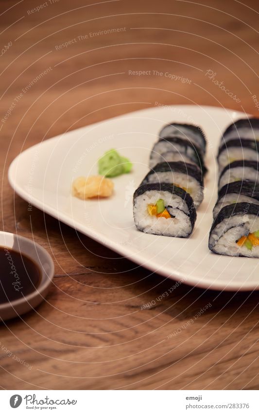 veganes Sushi Fisch Ernährung Vegetarische Ernährung Diät Fingerfood Teller exotisch lecker Farbfoto Innenaufnahme Menschenleer Textfreiraum oben