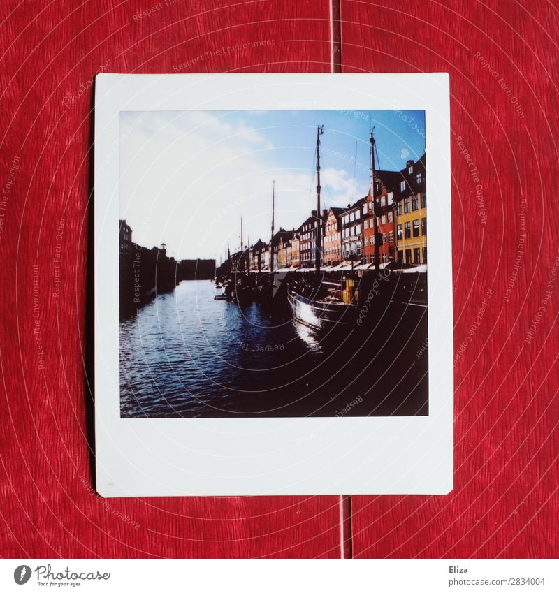 Nyhavn Kopenhagen Dänemark Haus schön Hafen Kanal Wasser mehrfarbig Kontrast Wasserfahrzeug Nyhavn Kanal Himmel Sonne Polaroid Textfreiraum unten