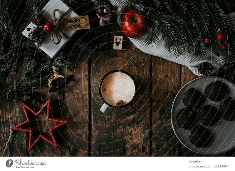 Tasse Kaffee und Weihnachtsdekoration Heißgetränk Kakao Latte Macchiato Espresso Lifestyle Stil Design Freude Dekoration & Verzierung Feste & Feiern