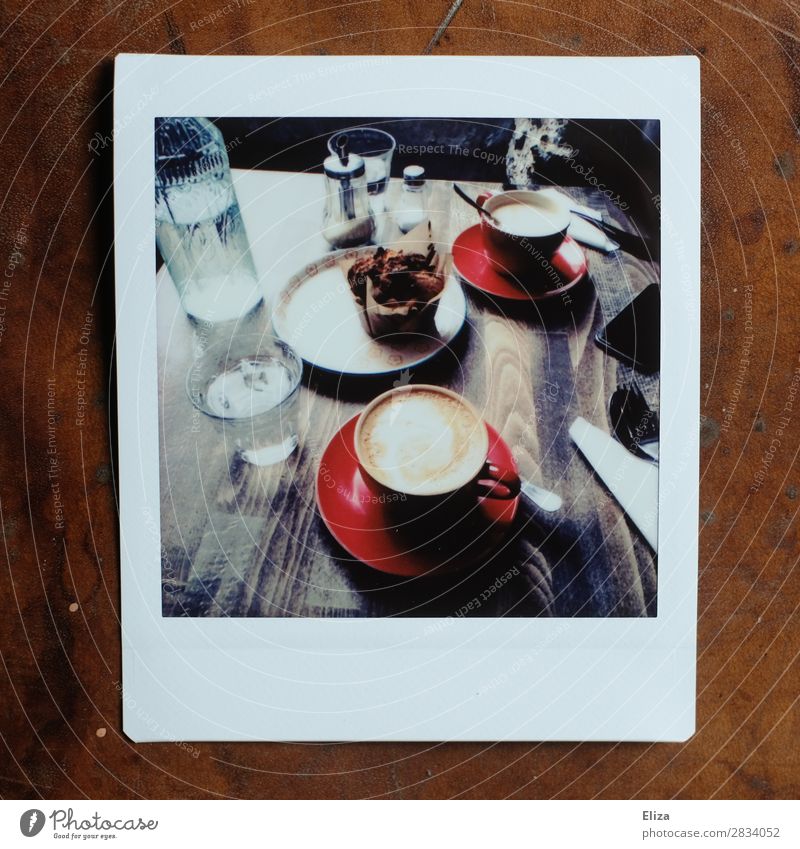 Kaffeepause Kaffeetrinken Muffin retro gemütlich Pause Cappuccino Café Kaffeetisch Gedeckte Farben Lomografie Polaroid Strukturen & Formen Textfreiraum unten