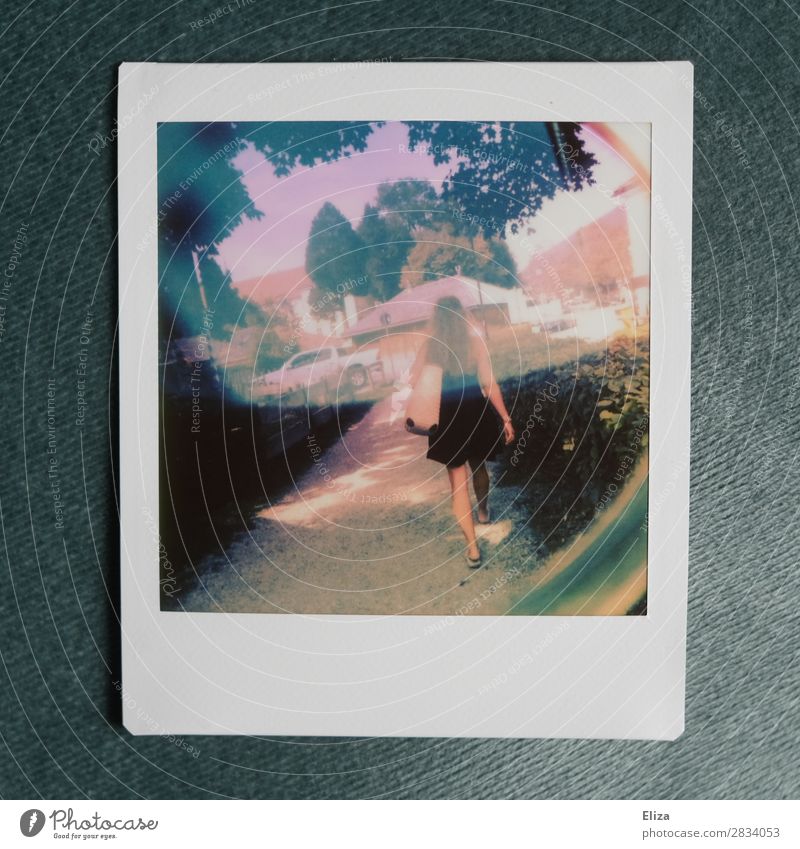 Sommemädchen feminin Junge Frau Jugendliche Schönes Wetter gehen Sommer sommerlich Wege & Pfade Experiment mehrfarbig Außenaufnahme Lomografie Polaroid