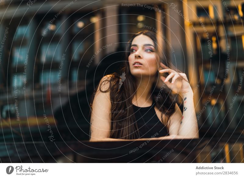 Traumhaft schönes Modell im Café Frau träumen genießen Fenster Fürsorge Beautyfotografie Jugendliche Stil offen Stadt selbstbewußt lässig Erholung ruhig