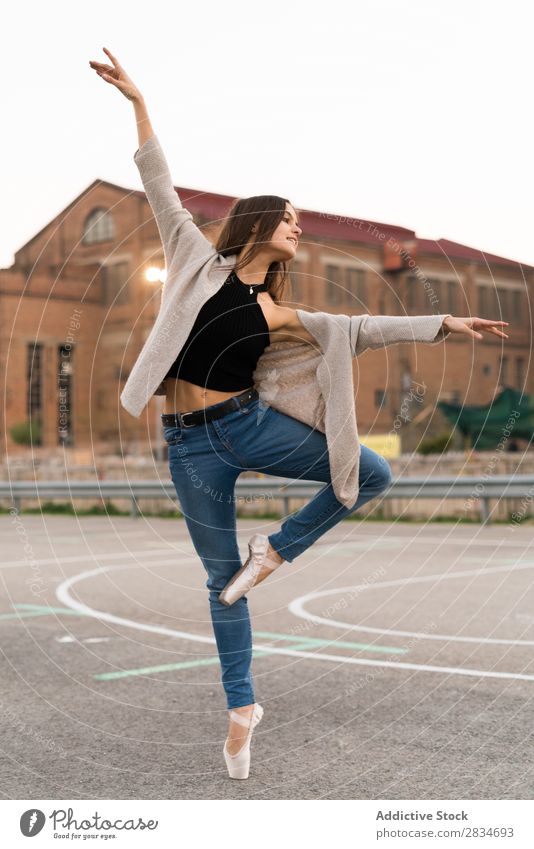 Frau tanzt auf einem Spielplatz Balletttänzer Tanzen Pose Straße Entwurf Großstadt Stadt Mädchen Tänzer Ballerina elegant schön Leistung hübsch Jugendliche
