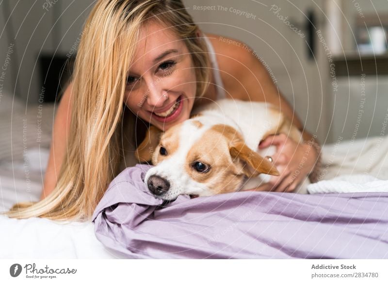 Sexy junge Frau zu Hause, die mit ihrem Hund spielt. Haustier Liebe Mensch Jugendliche Erotik Mädchen Kaukasier Glück heimwärts hübsch schön heiter Erholung
