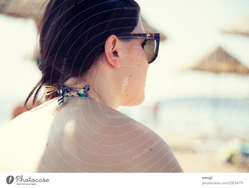 beach I feminin Junge Frau Jugendliche Rücken 1 Mensch 18-30 Jahre Erwachsene Sommer Schönes Wetter Wärme Strand heiß hell schön Sonnenbrille Farbfoto