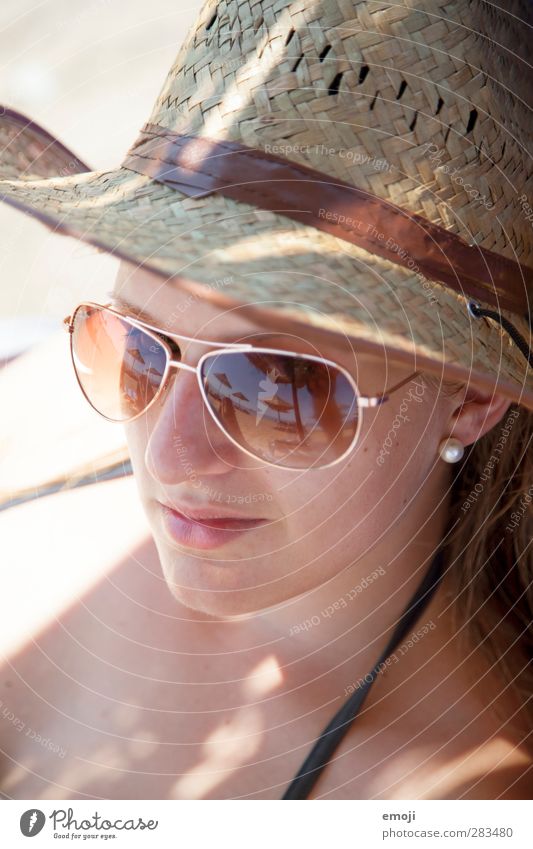 beach II feminin Junge Frau Jugendliche Gesicht 1 Mensch 18-30 Jahre Erwachsene Sommer Schönes Wetter Wärme heiß schön Sonnenbrille Sonnenhut Farbfoto