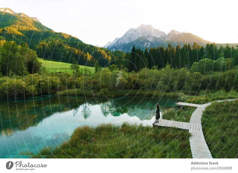 Person, die in einem kleinen Teich in grünen Wäldern posiert. Landschaft Berge u. Gebirge Wald Ferien & Urlaub & Reisen Gang Ausflugsziel Resort See natürlich