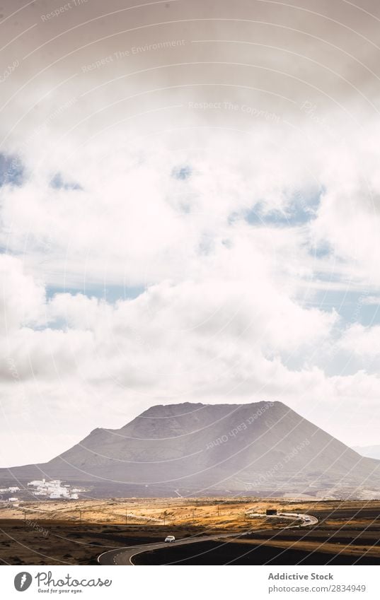 Straße zur Montage bei bewölktem Himmel Berge u. Gebirge Wolken KFZ Natur Landschaft natürlich Felsen Stein Lanzarote Spanien Aussicht Ferien & Urlaub & Reisen